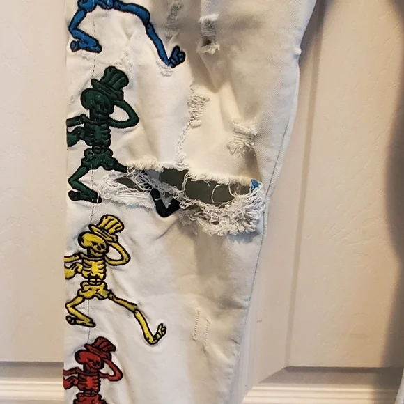 Colorful Embroidered Ripped Jeans - Picture 4 of 16